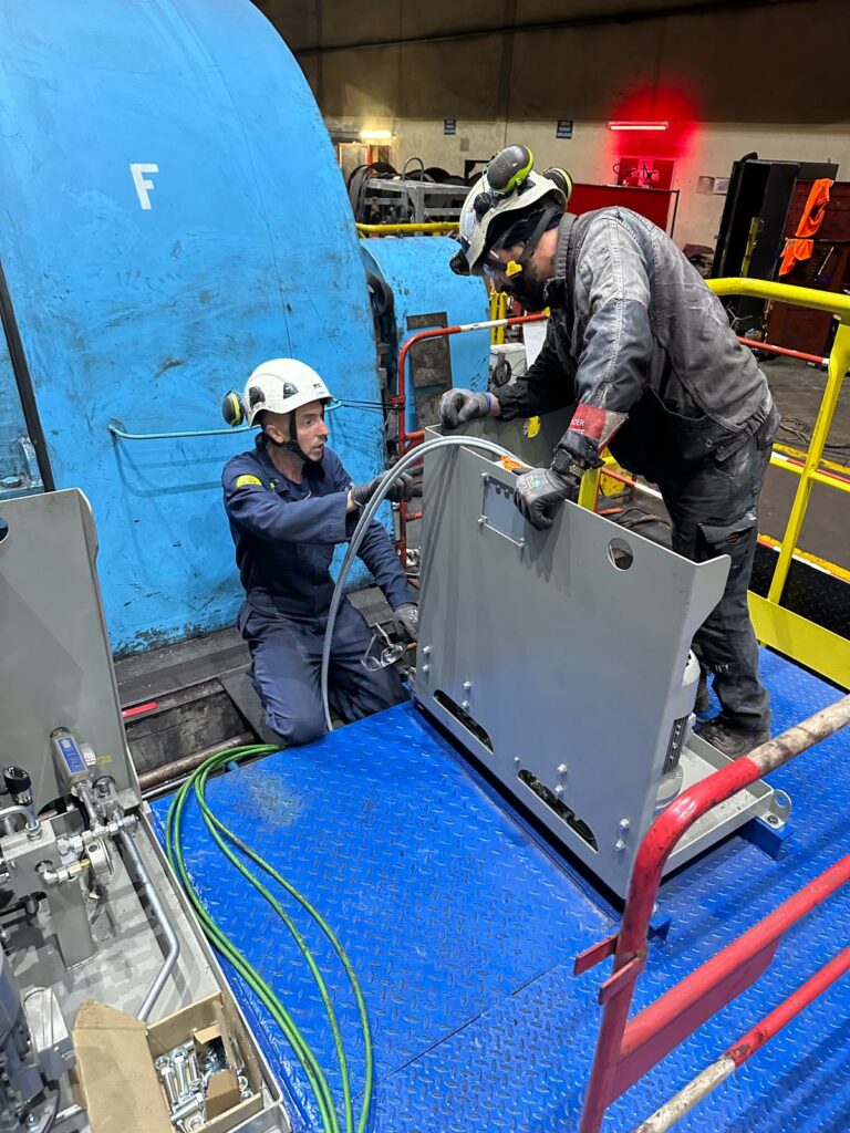 Techniciens intégrant plusieurs technologies industrielles